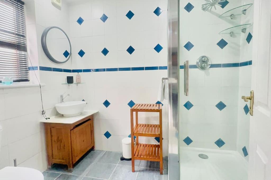 Amazing Location - City Of London- 2 Bedroom Stunning Canal View House With Private Garden,Parking & Balcony المظهر الخارجي الصورة
